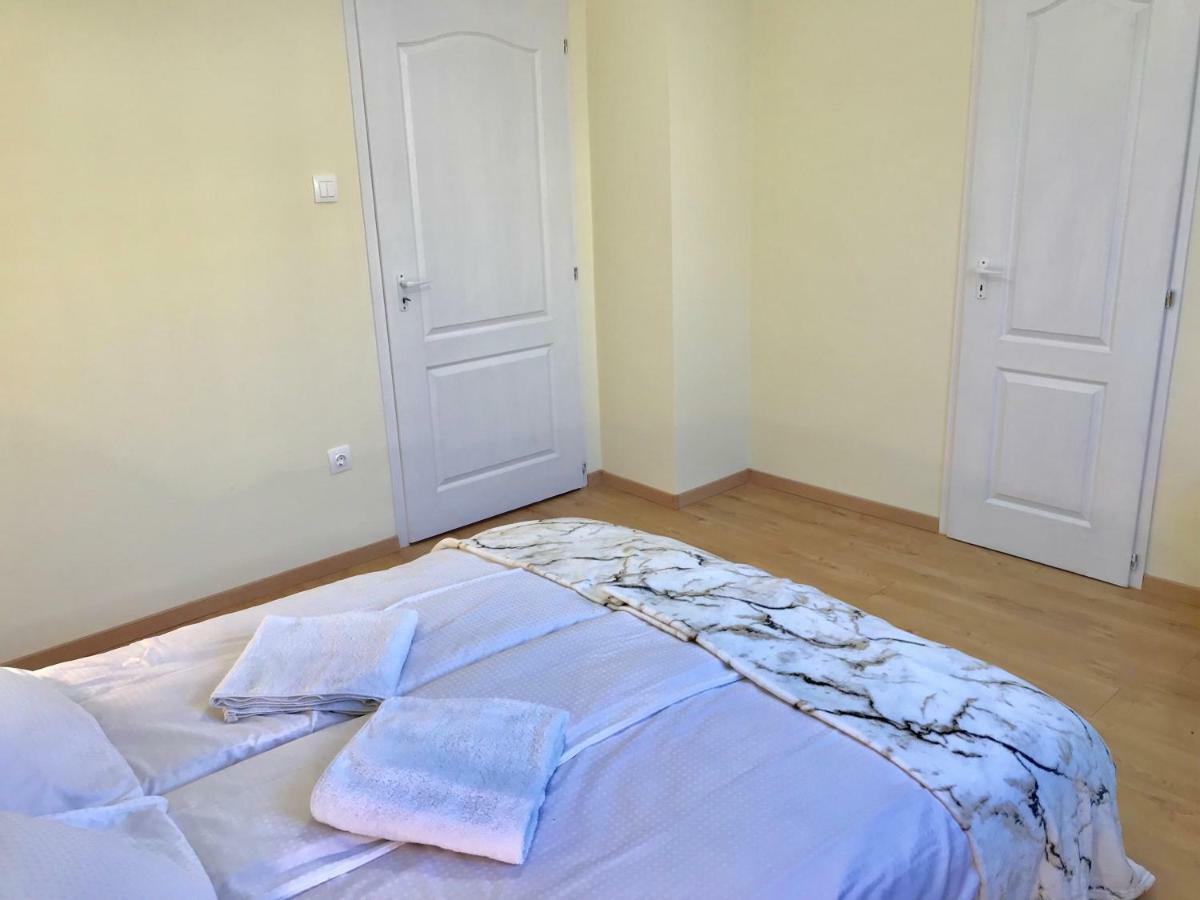 Ella Apartman Debrecen Bagian luar foto